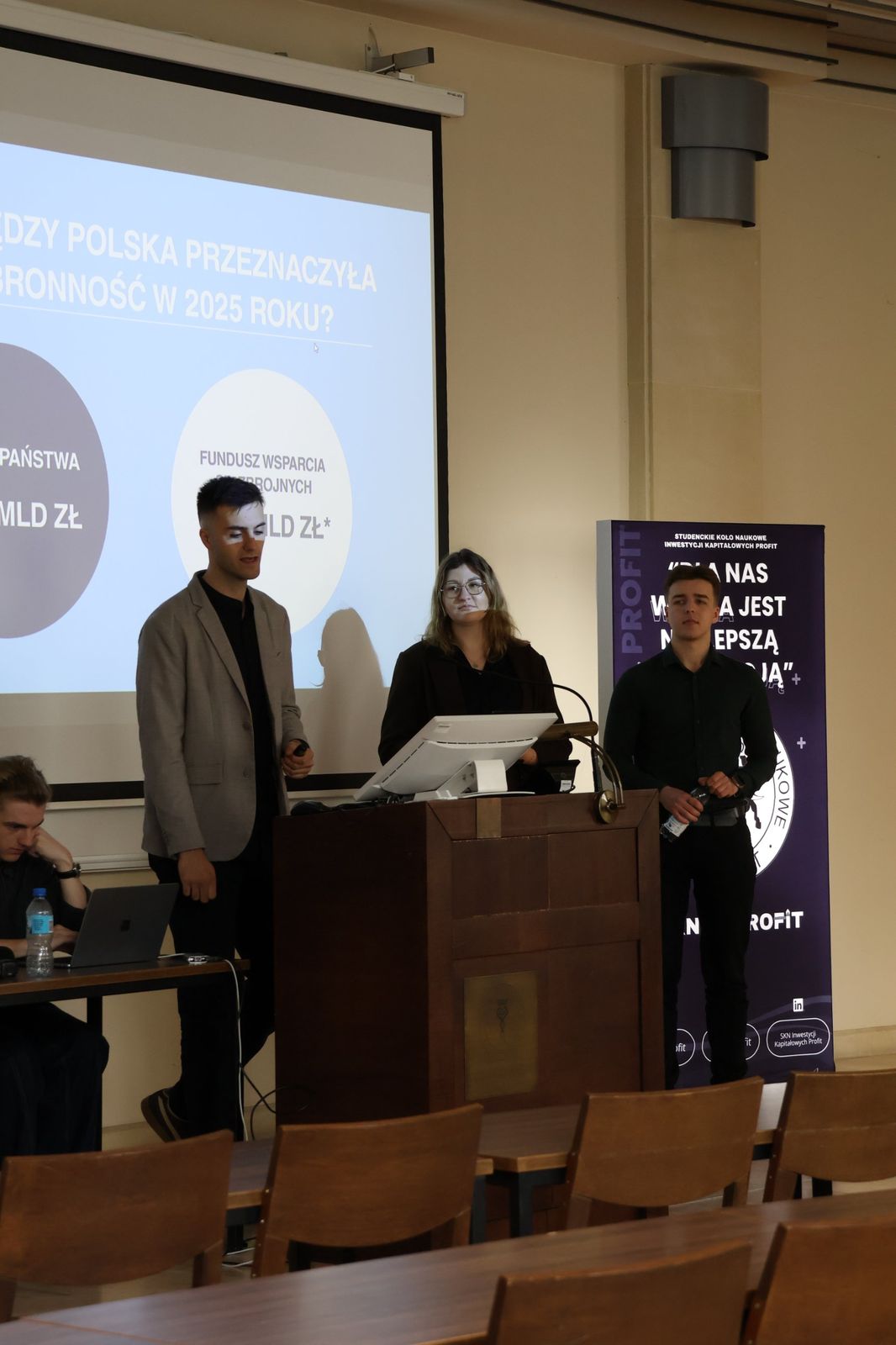 Zespół prezentujący referat o wydatkach Polski na obronność w 2025 roku