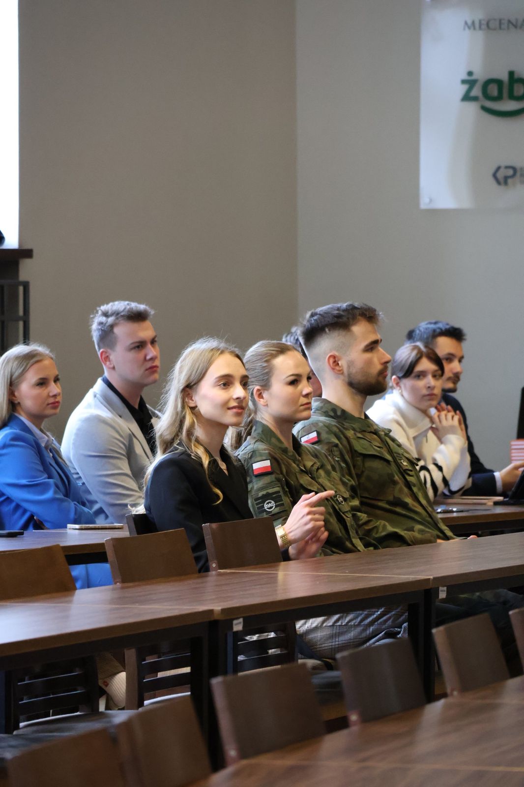 Uczestnicy konferencji, w tym studenci uczelni wojskowych
