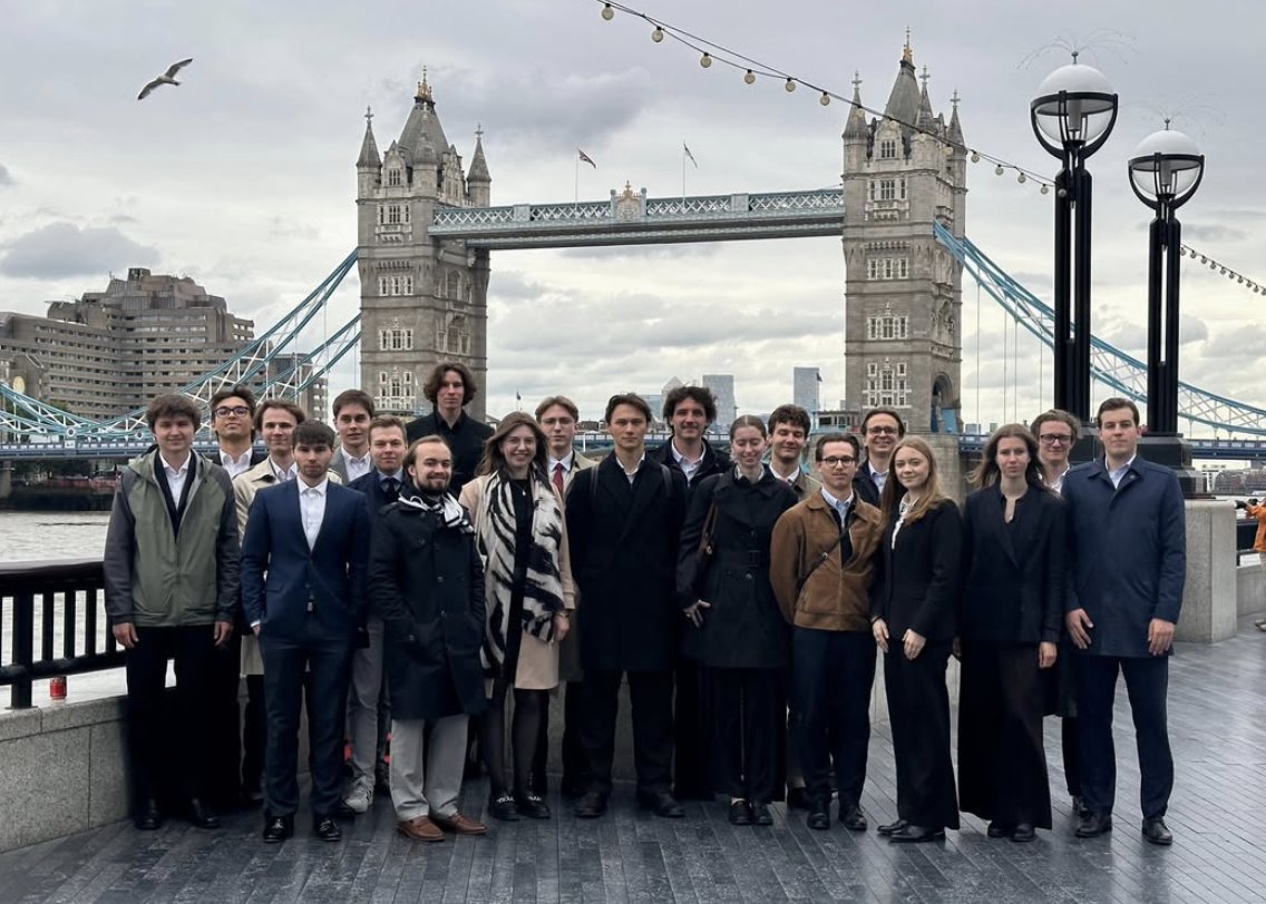 Uczestnicy London Study Excursion 2026 przed Tower Bridge